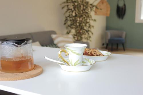 - une tasse de thé et un bol de nourriture sur un comptoir dans l'établissement le chat perché, à Honfleur