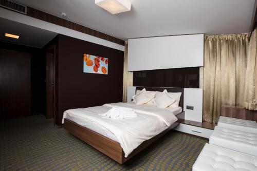 En eller flere senge i et værelse på KATERAIN hotel, restaurace, wellness
