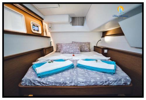 Giường trong phòng chung tại blue dreams sails