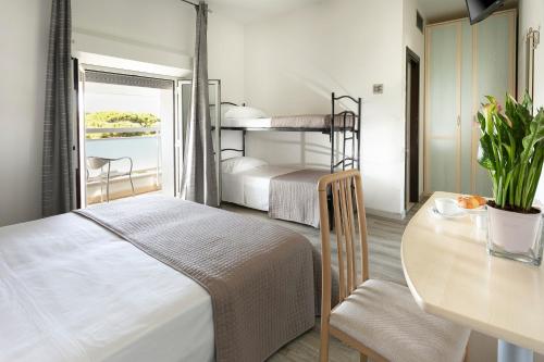 Postel nebo postele na pokoji v ubytování HOTEL ZANARINI in CENTRO a Riccione