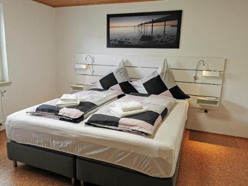 Un dormitorio con una cama con almohadas. en Ferienwohnung Andalucia, en Selb