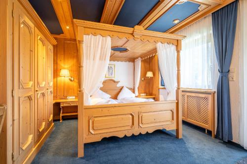 een slaapkamer met een hemelbed in een kamer bij Dietrich Comfort Appartements in Telfs