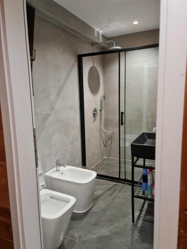 Ένα μπάνιο στο Isea Wood Villa