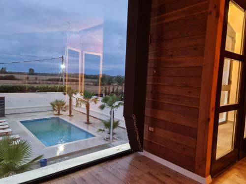 Πισίνα στο ή κοντά στο Isea Wood Villa