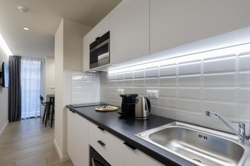 A kitchen or kitchenette at Hestia - Alexandras 38