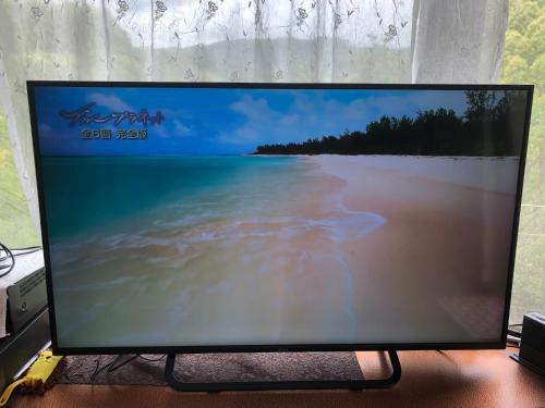 monitor komputerowy ze zdjęciem plaży w obiekcie Deer Head w mieście Ito