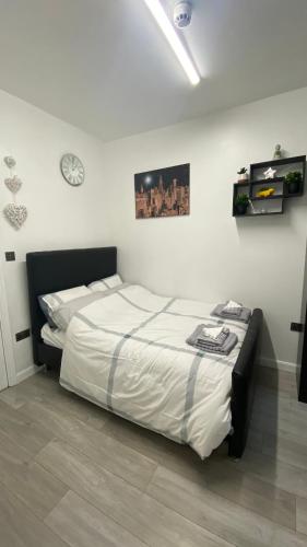 a bedroom with a large bed in a room at bvapartments-Queensgate 2 in Huddersfield