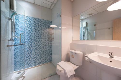 ein Badezimmer mit Toilette, Waschbecken und Dusche in der Unterkunft The Studio at Sathorn Terrace in Bangkok