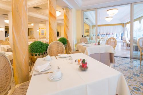 Restaurace v ubytování Hellenia Yachting Hotel & SPA