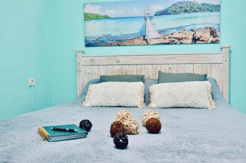 Schlafzimmer mit einem Bett mit Wandgemälde in der Unterkunft Shanti, La Casa Azul in Palm-mar