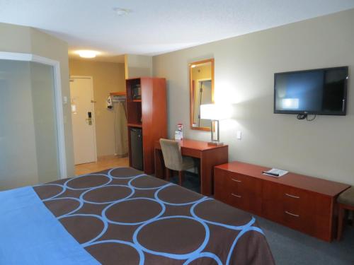 Télévision ou salle de divertissement dans l'établissement Super 8 by Wyndham Sherwood Park/Edmonton Area