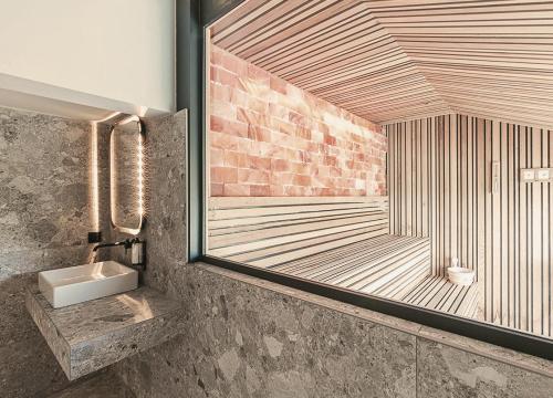 a bathroom with a mirror and a sink at Domaine Sur Les Sarts in Ohey
