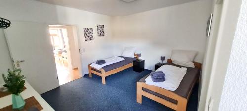 Habitación pequeña con 2 camas y ventana en Cozy 2 room flat with WLAN, en Magdeburgo