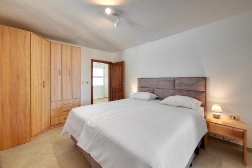 Ένα ή περισσότερα κρεβάτια σε δωμάτιο στο Relax house surrounded by olives and vineyard