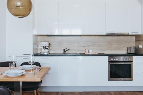 Кухня или мини-кухня в Parks 73 The Townhouse Hotel
