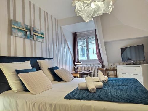 - une chambre avec un lit et 2 serviettes dans l'établissement Chambre d'hôtes de Verdigné Piscine Parking Wifi, au Mans
