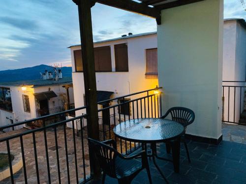 a patio with a table and chairs on a balcony at Apartamento Los Laureles in Laroles