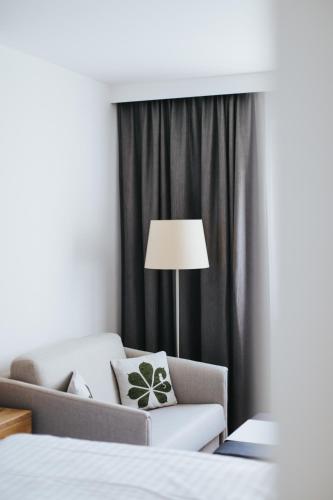 Кровать или кровати в номере Parks 73 The Townhouse Hotel