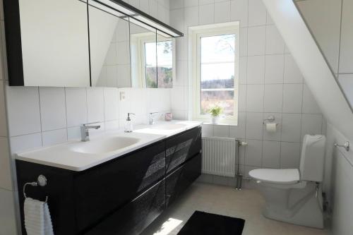 Ванна кімната в Villa Näs - a modern country villa