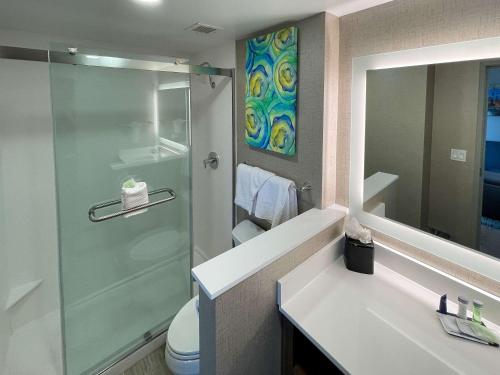 y baño con ducha de cristal y aseo. en MainStay Suites Oak Brook Terrace - Chicago, en Oakbrook Terrace