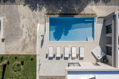 una vista aérea de una piscina en un edificio en Amalthia Villa, an Evanescence Retreat, By ThinkVilla en Tavronitis