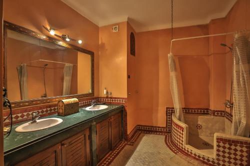 ein Bad mit 2 Waschbecken und einer Dusche in der Unterkunft Riad Dar Chrifa in Fès