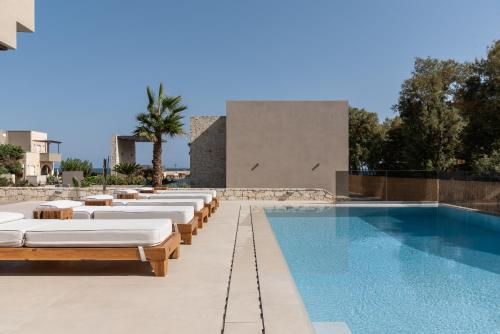 Amalthia Villa, Heated Pool & Walk to the Beach, By ThinkVilla