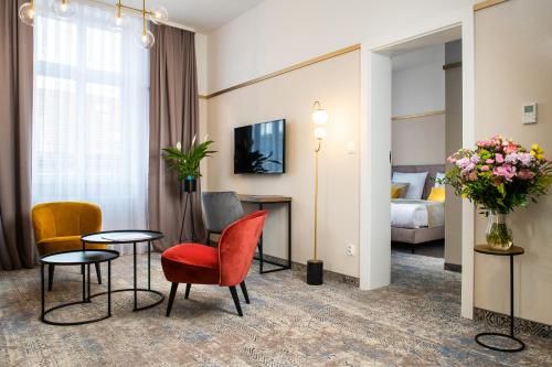 una habitación de hotel con una cama y una habitación en MR67 Mayera Rapaporta en Cracovia