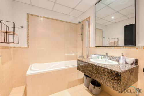 Koupelna v ubytování Elegant 2BR at Bahar 2 JBR by Deluxe Holiday Homes