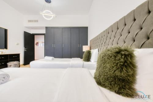 Postel nebo postele na pokoji v ubytování Elegant 2BR at Bahar 2 JBR by Deluxe Holiday Homes