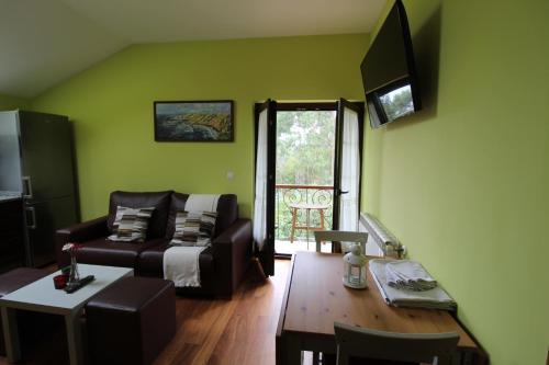 a living room with a couch and a table at Apartamentos rurales la Aguilera in Oviñana
