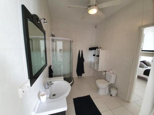 Koupelna v ubytování B2 APARTMENT with Balcony at JAN THIEL Curacao