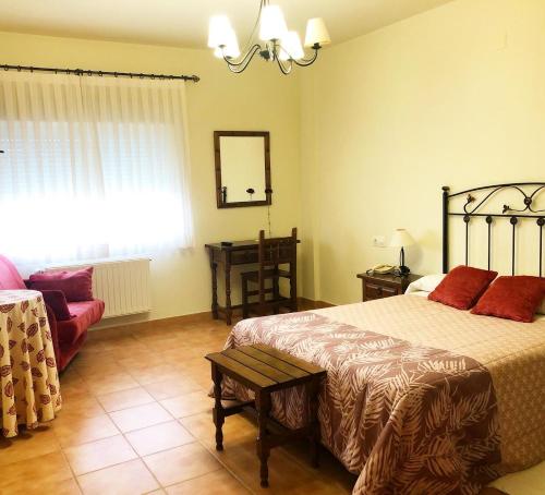 um quarto com uma cama, um sofá e uma janela em HOTEL AS MACEIRAS em Trives