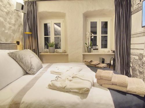 una camera da letto con un letto bianco con due finestre di La Vita e Bella III a Dubrovnik