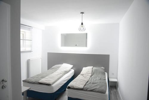 um quarto com duas camas e um candeeiro em KOMFORT SUTERENA em Blizne Łaszczyńskiego