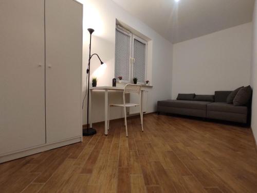 Nice room with 2 shared bathrooms ,WC , 2km to old town -100m from Metro Szwedzka
