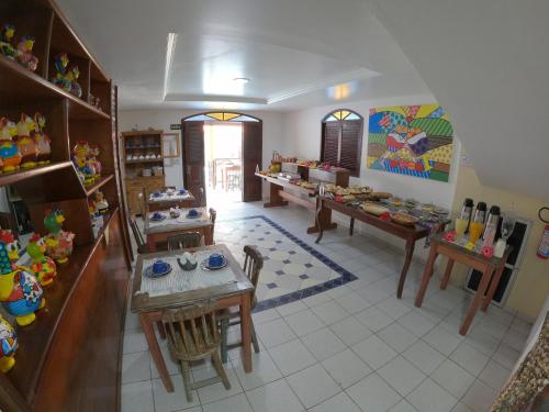 einen Blick über eine Küche mit Tischen und Stühlen in der Unterkunft Pousada Uba-Rio Porto de Galinhas in Porto De Galinhas