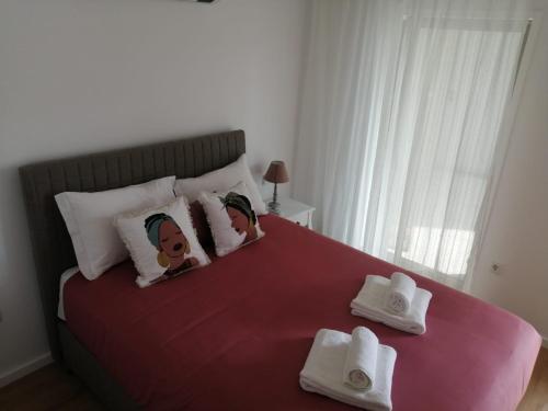 une chambre avec un lit avec des serviettes dessus dans l'établissement Bairro da Apresentação no coração de Aveiro, à Aveiro