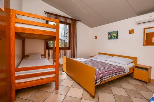 una camera da letto con due letti a castello e una finestra di Apartments Jakoubek a Podglavica