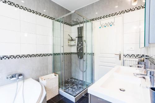 Ένα μπάνιο στο PALAIS PROMENADE AP4166 Nice, by Riviera Holiday Homes