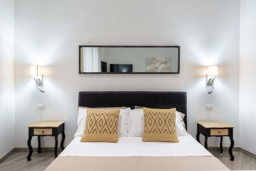 - une chambre avec un grand lit et 2 tables de chevet dans l'établissement Navona 7 Suite, à Rome