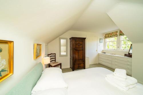 سرير أو أسرّة في غرفة في Kirkgate Cottage