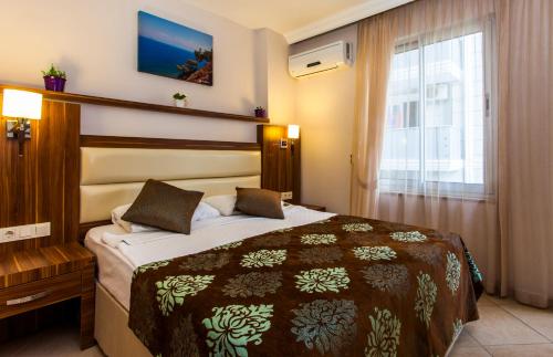 Een bed of bedden in een kamer bij Oba Time Hotel