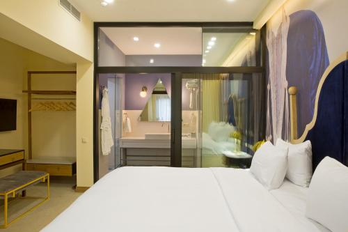 Ένα ή περισσότερα κρεβάτια σε δωμάτιο στο Folk Boutique Hotel