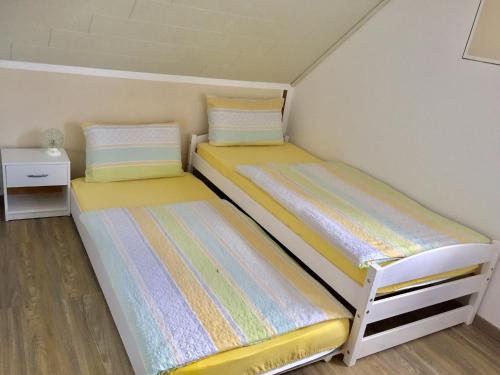 two twin beds in a small room with at Ferienwohnung Wiesinger in Windelsbach