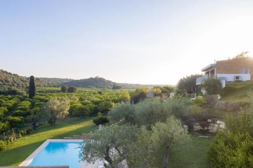 una vista aérea de un jardín con piscina en Helorus Noto - Nocellara, en Noto