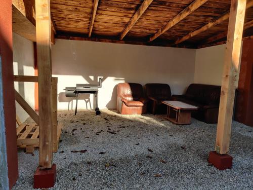 ein Wohnzimmer mit einem Sofa und einem Tisch in der Unterkunft Vitajte v Ivachnova 145 in Ivachnová