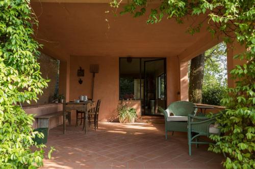 patio con sedie, tavolo e specchio di Studio/Flat Rustic Tuscan Marziani 2 a Capannori