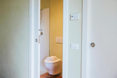 e bagno con servizi igienici bianchi e doccia. di Studio/Flat Rustic Tuscan Marziani 2 a Capannori