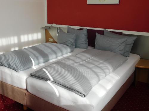 Postel nebo postele na pokoji v ubytování Hotel KonradP Holzkirchen